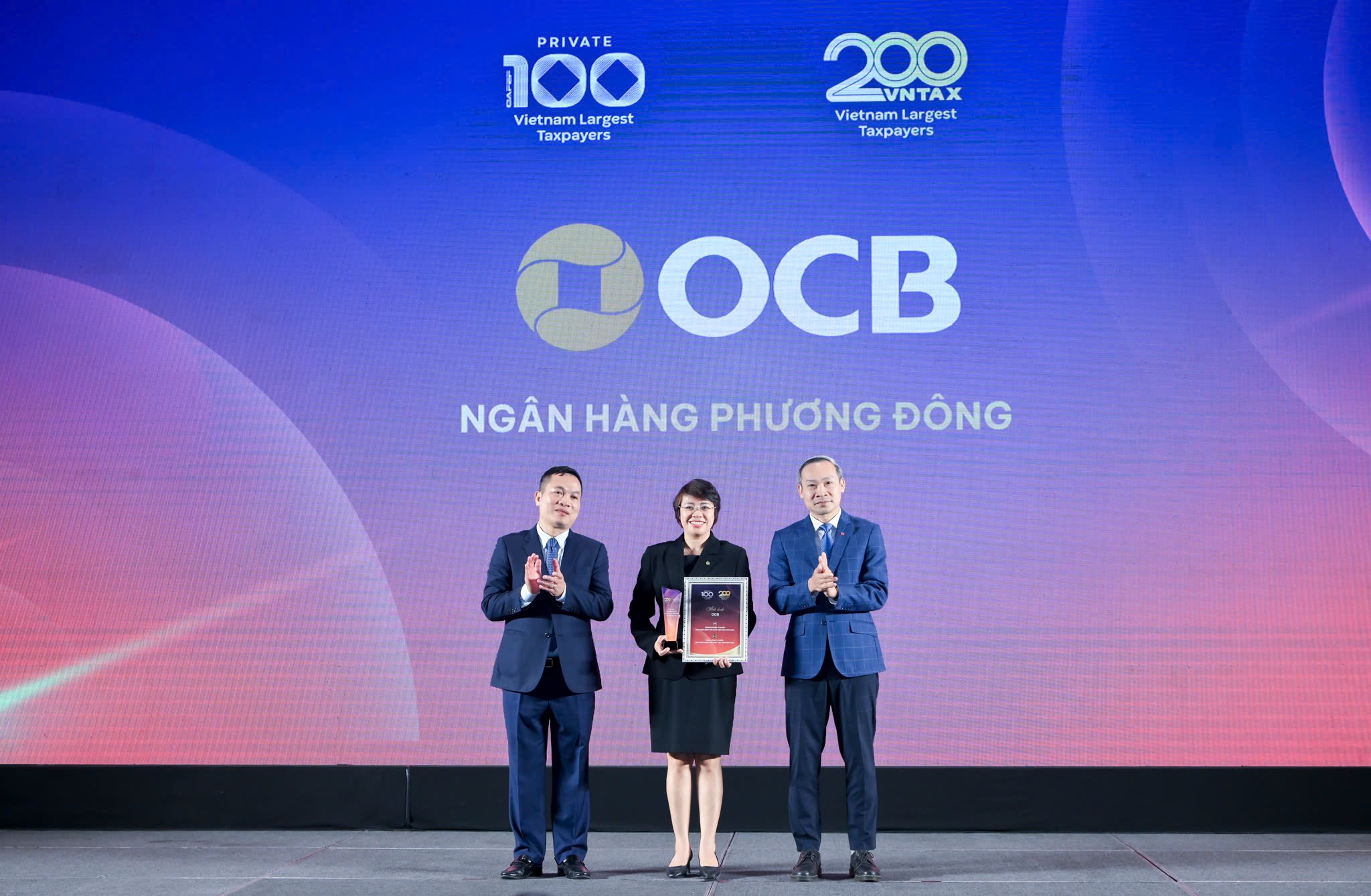 Đại diện OCB nhận cúp và kỷ niệm chương tại Lễ vinh danh