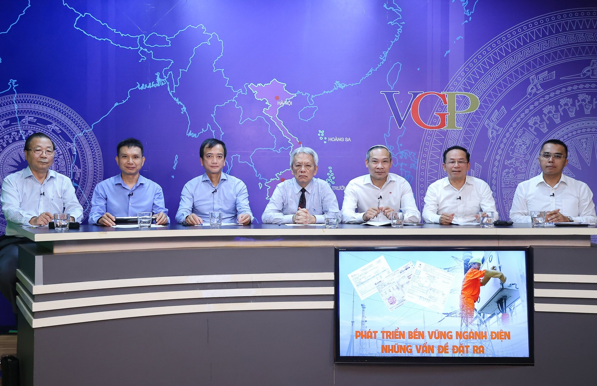 Các khách mời tham dự Tọa đàm (từ trái sang): Nguyên Cục trưởng Cục Quản lý giá (Bộ Tài chính) Nguyễn Tiến Thỏa; Chuyên gia năng lượng Hà Đăng Sơn, Giám đốc Trung tâm Nghiên cứu Năng lượng và tăng trưởng xanh; Phó Cục trưởng Cục Điện lực (Bộ Công Thương) Trịnh Quốc Vũ; TS. Nguyễn Sĩ Dũng, nguyên Phó Chủ nhiệm Văn phòng Quốc hội điều phối Tọa đàm; Đại biểu Quốc hội Phan Đức Hiếu, Ủy viên Ủy ban Kinh tế và Ngân sách của Quốc hội; Phó Tổng Giám đốc Tập đoàn Điện lực Việt Nam (EVN) Nguyễn Xuân Nam; Phó Viện trưởng Viện Năng lượng Lê Việt Cường - Ảnh: VGP/Nhật Bắc Các khách mời tham dự Tọa đàm (từ trái sang): Nguyên Cục trưởng Cục Quản lý giá (Bộ Tài chính) Nguyễn Tiến Thỏa; Chuyên gia năng lượng Hà Đăng Sơn, Giám đốc Trung tâm Nghiên cứu Năng lượng và tăng trưởng xanh; Phó Cục trưởng Cục Điện lực (Bộ Công Thương) Trịnh Quốc Vũ; TS. Nguyễn Sĩ Dũng, nguyên Phó Chủ nhiệm Văn phòng Quốc hội điều phối Tọa đàm; Đại biểu Quốc hội Phan Đức Hiếu, Ủy viên Ủy ban Kinh tế và Ngân sách của Quốc hội; Phó Tổng Giám đốc Tập đoàn Điện lực Việt Nam (EVN) Nguyễn Xuân Nam; Phó Viện trưởng Viện Năng lượng Lê Việt Cường - Ảnh: VGP/Nhật Bắc