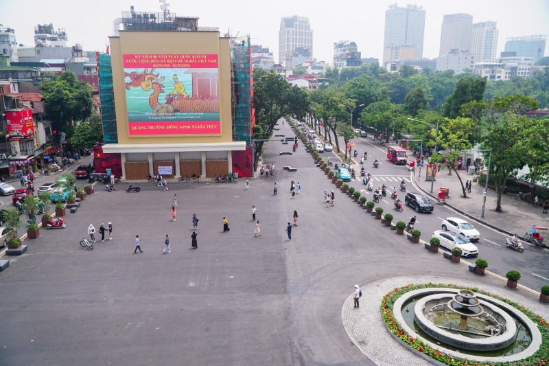 Toàn cảnh quảng trường Đông Kinh Nghĩa Thục nhìn từ trên cao sau khi hoàn thành phân kỳ 1. Khu vực rộng hơn 1,4ha được mở rộng, cải tạo sau khi dỡ bỏ tòa nhà Hàm Cá Mập cũ.