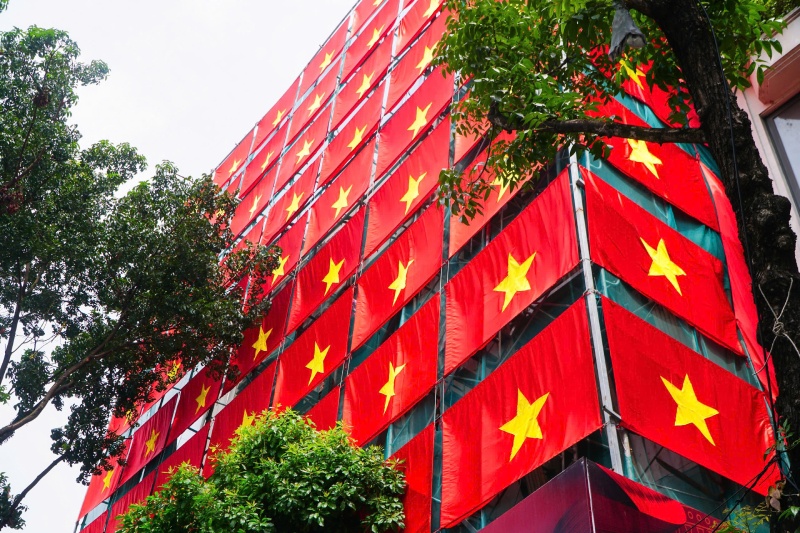 Trên một tòa nhà dọc phố Đinh Tiên Hoàng, quốc kỳ tung bay. Bên trong, các công nhân vẫn tất bật hoàn thiện những công đoạn chỉnh trang.