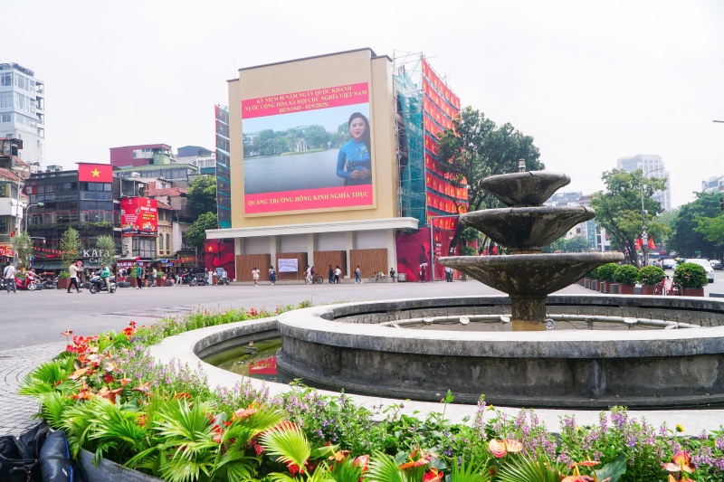 Đài phun nước cũ tại quảng trường được giữ nguyên hiện trạng, đồng thời được bổ sung hoa và cây cảnh tạo thêm vẻ sinh động.