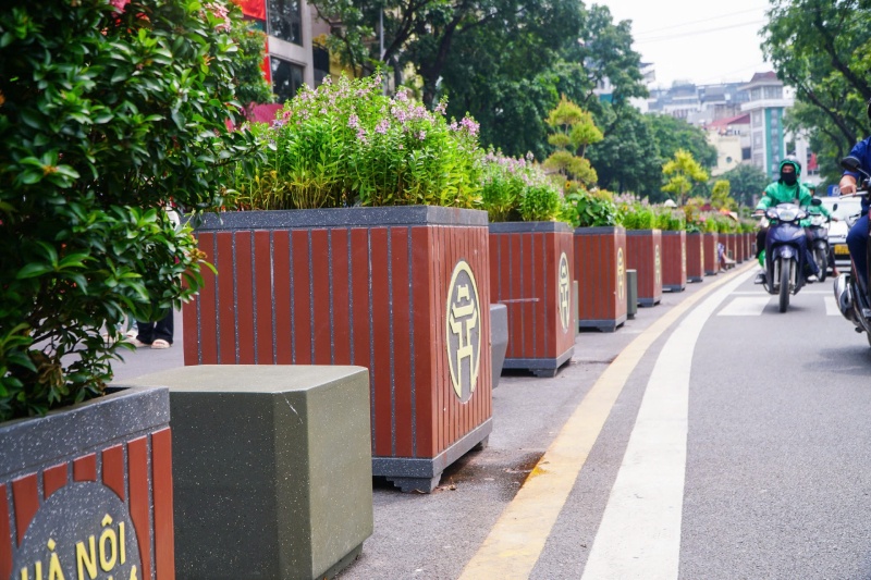 Tuyến phố Đinh Tiên Hoàng nay dành phần lớn diện tích cho người đi bộ, chỉ giữ lại một phần làn đường sát hồ Gươm cho ô tô, xe máy lưu thông.