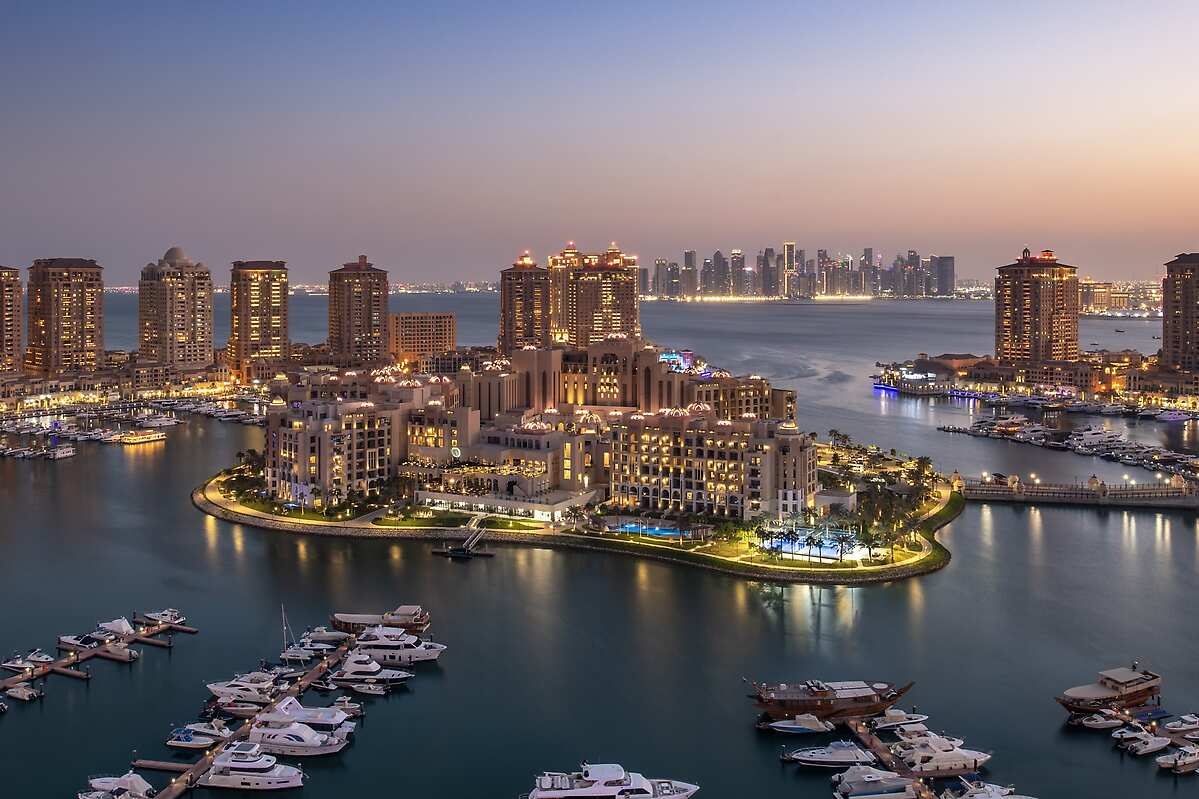 Hơn 200 căn hộ mang dịch vụ quản gia đặc trưng của St. Regis, 7 hồ bơi, 10 nhà hàng và bến du thuyền riêng, The St. Regis Marsa Arabia Island mở ra chuẩn mực mới cho cuộc sống biệt lập và xa hoa. Nguồn ảnh: Americanexpress.com