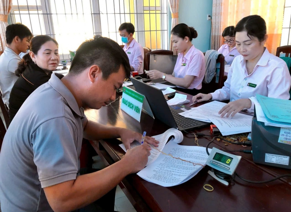 Các chính sách tín dụng ưu đãi cho học sinh, sinh viên góp phần để những gia đình khó khăn vững bước cùng con em trên con đường học tập, lập thân, lâp nghiệp. Các chính sách tín dụng ưu đãi cho học sinh, sinh viên góp phần để những gia đình khó khăn vững bước cùng con em trên con đường học tập, lập thân, lâp nghiệp.
