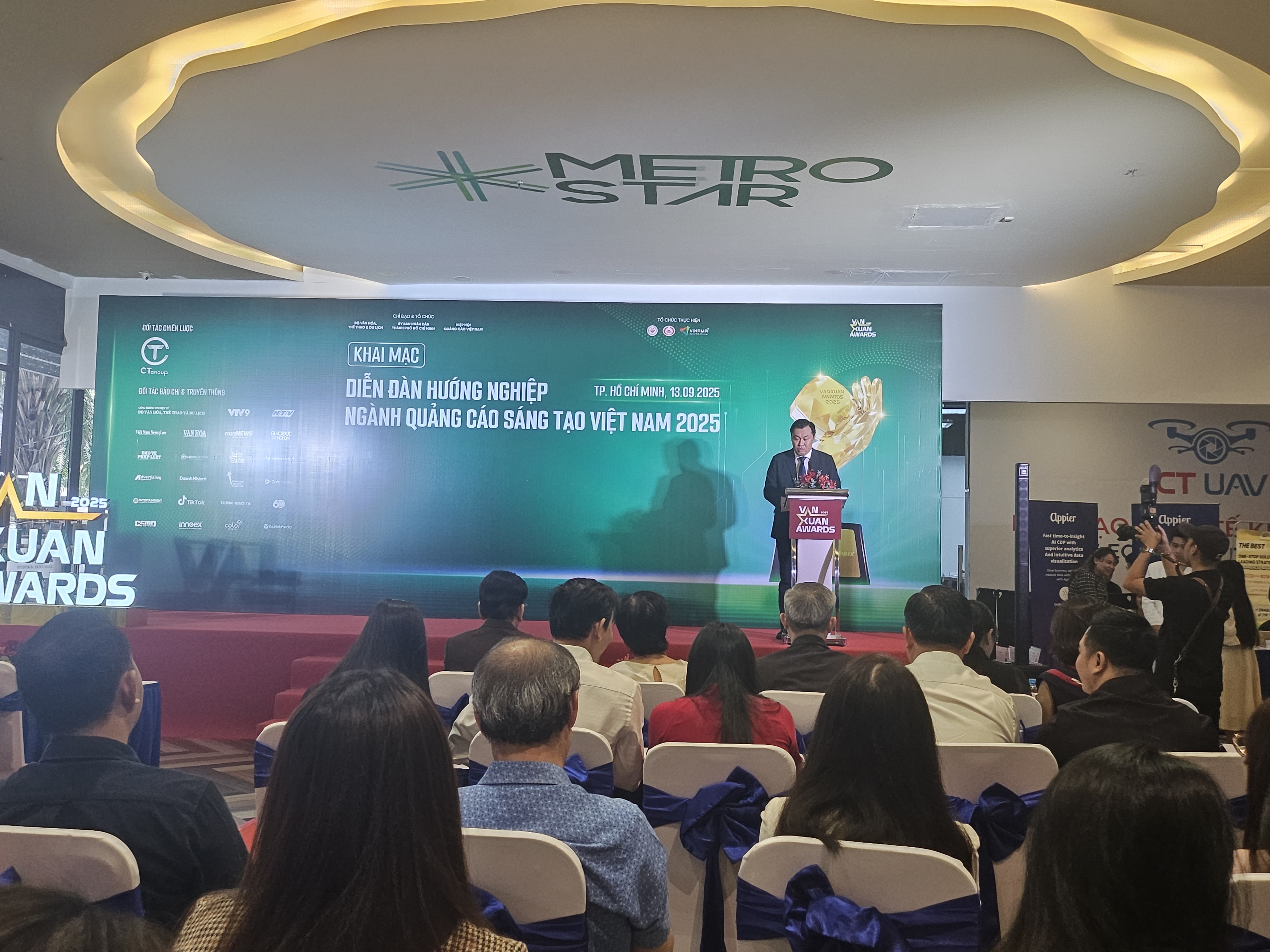 Diễn đàn Hướng nghiệp là hoạt động trong khuôn khổ Giải thưởng Quảng cáo Sáng tạo Việt Nam – Vạn Xuân Awards 2025 Diễn đàn Hướng nghiệp là hoạt động trong khuôn khổ Giải thưởng Quảng cáo Sáng tạo Việt Nam – Vạn Xuân Awards 2025