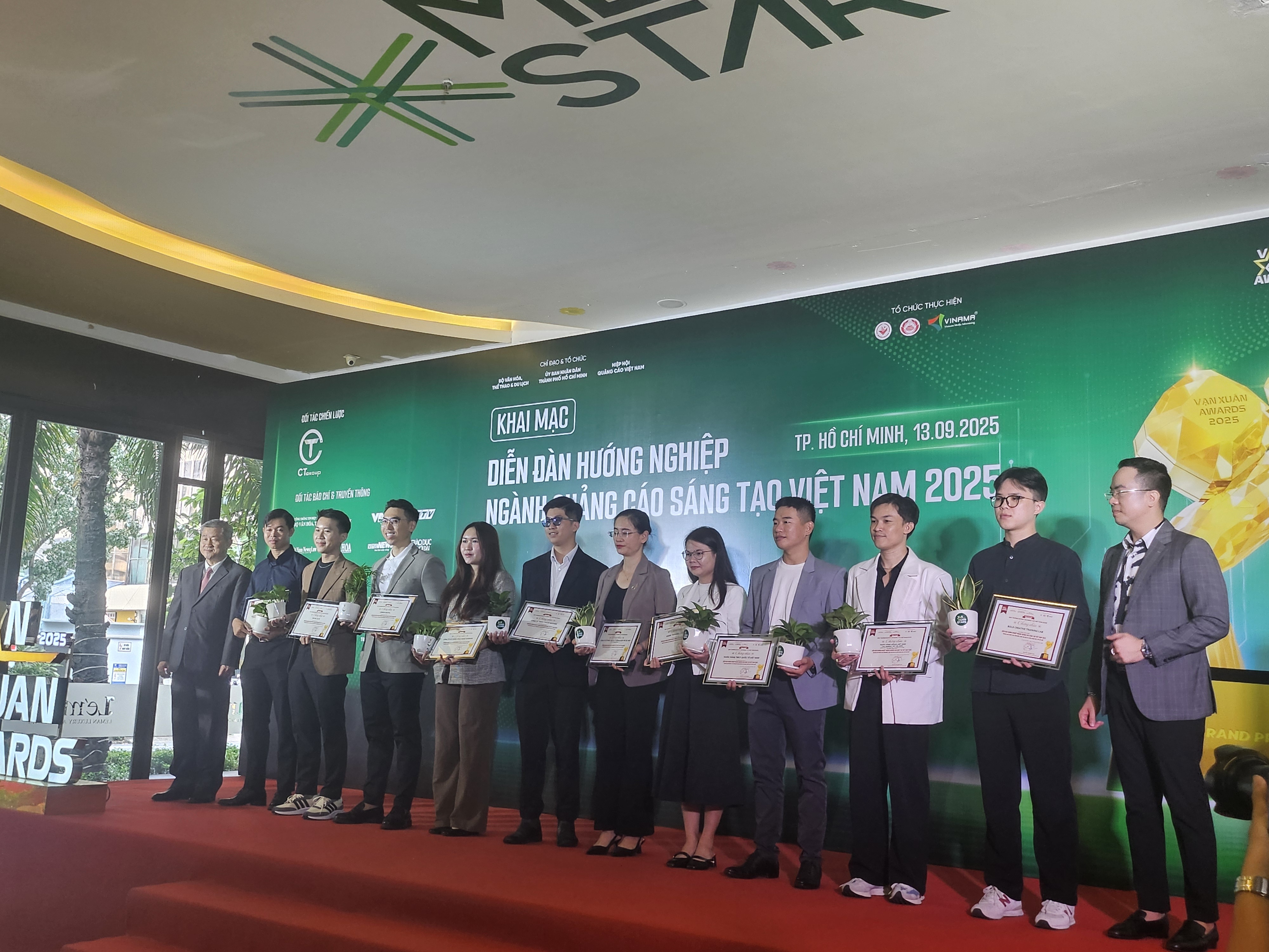 Điểm nhấn của Diễn đàn Hướng nghiệp là các phiên chia sẻ và tọa đàm với sự góp mặt của các chuyên gia sáng tạo hàng đầu Điểm nhấn của Diễn đàn Hướng nghiệp là các phiên chia sẻ và tọa đàm với sự góp mặt của các chuyên gia sáng tạo hàng đầu