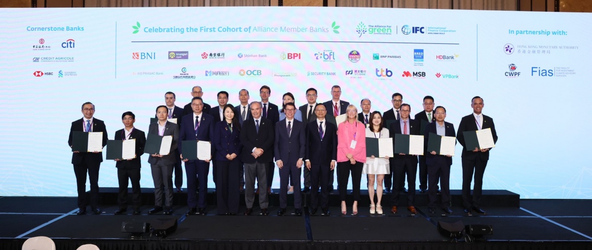 Đại diện lãnh đạo OCB chụp ảnh lưu niệm cùng nhóm thành viên đầu tiên của Liên minh Ngân hàng thương mại Xanh