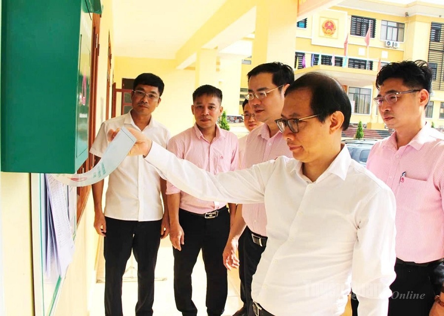 Đoàn công tác kiểm tra NHCSXH niêm yết công khai thông tin tín dụng chính sách tại xã Yên Sơn Đoàn công tác kiểm tra NHCSXH niêm yết công khai thông tin tín dụng chính sách tại xã Yên Sơn