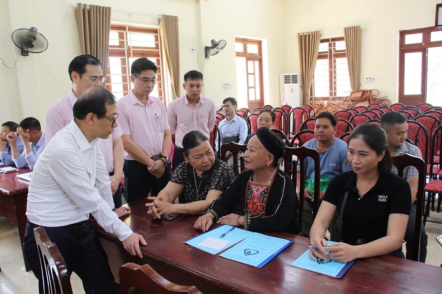 Đoàn công tác lắng nghe tâm tư nguyện vọng người nghèo tại điểm giao dịch NHCSXH Đoàn công tác lắng nghe tâm tư nguyện vọng người nghèo tại điểm giao dịch NHCSXH