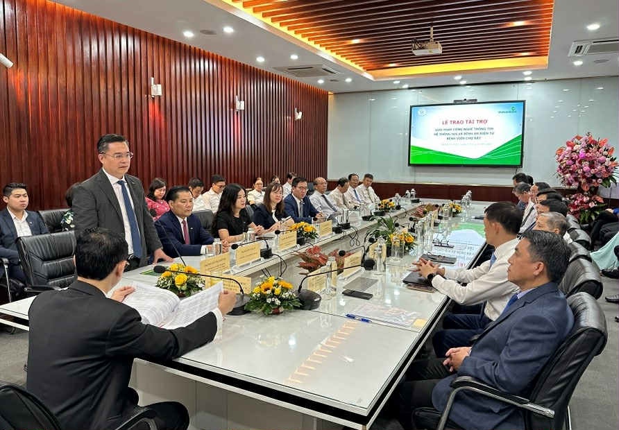 Ông Nguyễn Thanh Tùng - Ủy viên BCH Đảng bộ Chính Phủ, Bí thư Đảng ủy, Chủ tịch HĐQT Vietcombank phát biểu tại buổi lễ Ông Nguyễn Thanh Tùng - Ủy viên BCH Đảng bộ Chính Phủ, Bí thư Đảng ủy, Chủ tịch HĐQT Vietcombank phát biểu tại buổi lễ