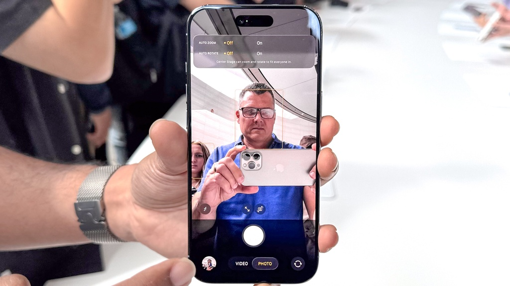 Chế độ chụp ảnh ít hơn. iPhone Air chỉ trang bị một camera sau với độ phân giải 48 MP. Dù Apple quảng cáo đây là ống kính “kết hợp” có thể zoom quang 2x, nhiều chế độ camera sẽ không xuất hiện do thiếu các ống kính như góc siêu rộng và telephoto. Những chế độ không có mặt trên iPhone Air gồm điện ảnh (cinematic), video/ảnh không gian (spatial), video/ảnh cận cảnh (macro). Ảnh: Tom's Guide. Chế độ chụp ảnh ít hơn. iPhone Air chỉ trang bị một camera sau với độ phân giải 48 MP. Dù Apple quảng cáo đây là ống kính “kết hợp” có thể zoom quang 2x, nhiều chế độ camera sẽ không xuất hiện do thiếu các ống kính như góc siêu rộng và telephoto. Những chế độ không có mặt trên iPhone Air gồm điện ảnh (cinematic), video/ảnh không gian (spatial), video/ảnh cận cảnh (macro). Ảnh: Tom's Guide.