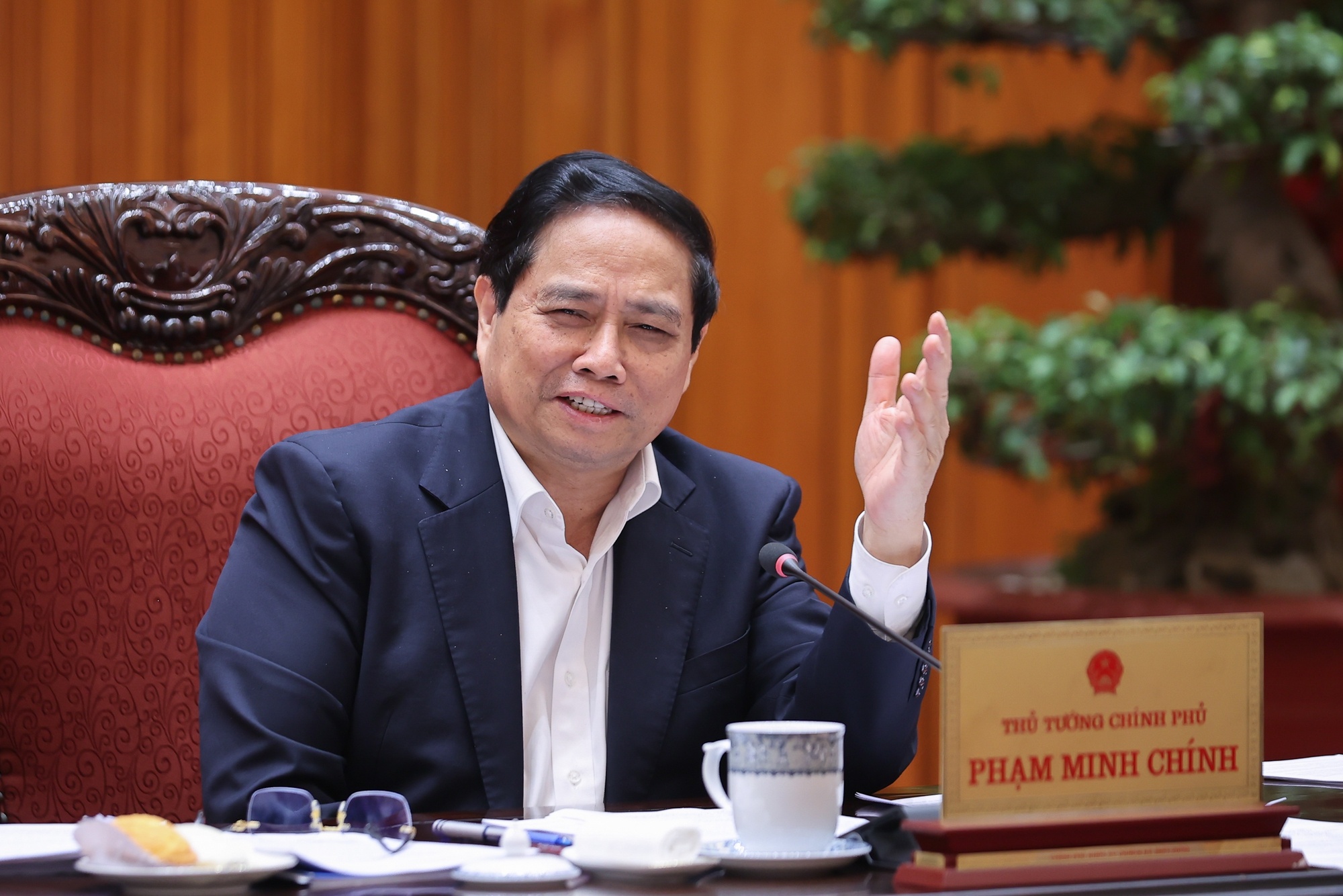 Thủ tướng nhấn mạnh, nhiệm vụ trọng tâm từ nay đến cuối năm 2025 là tiếp tục rà soát, tập trung nguồn lực, tháo gỡ mọi khó khăn, vướng mắc để hoàn thành, thông toàn tuyến cao tốc từ Cao Bằng tới Cà Mau - Ảnh: VGP/Nhật Bắc