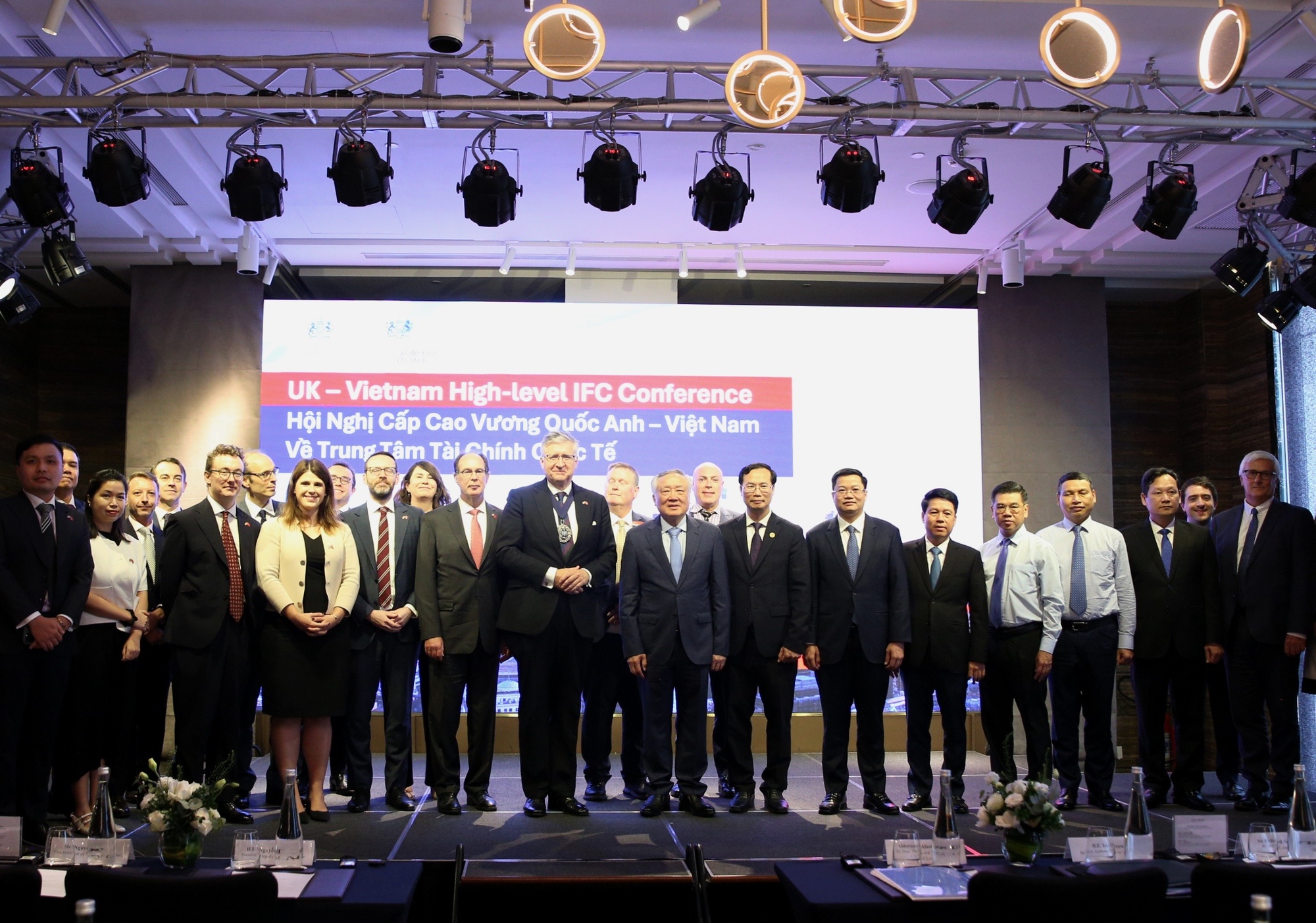 Phó Thủ tướng Thường trực Nguyễn Hòa Bình cùng các đại biểu dự Hội nghị - Ảnh: VGP/Nhật Bắc