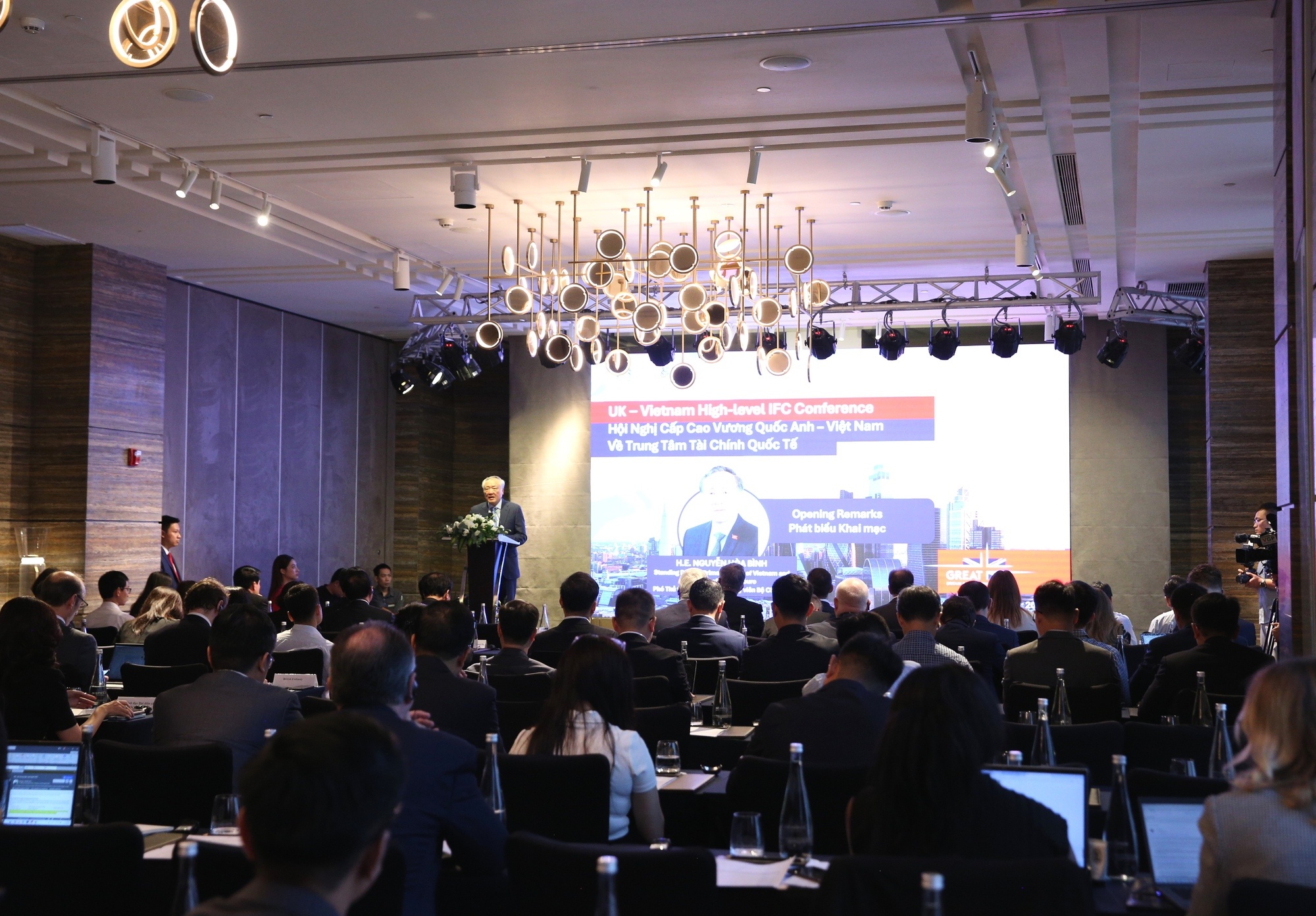 Hội nghị thể hiện cam kết lâu dài của Vương quốc Anh trong việc hợp tác hỗ trợ Việt Nam xây dựng một hệ thống tài chính hiện đại, minh bạch và hội nhập toàn cầu - Ảnh: VGP/Nguyễn Hoàng