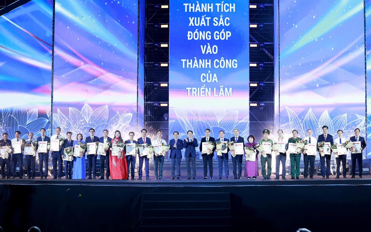 Ngành Ngân hàng xuất sắc giành cú đúp giải thưởng tại Triển lãm Thành tựu Đất nước