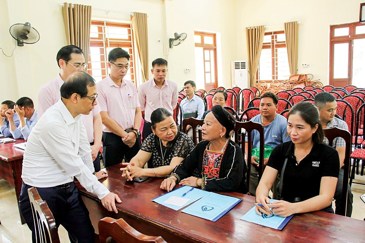 Đoàn công tác lắng nghe tâm tư nguyện vọng người nghèo tại điểm giao dịch NHCSXH Đoàn công tác lắng nghe tâm tư nguyện vọng người nghèo tại điểm giao dịch NHCSXH