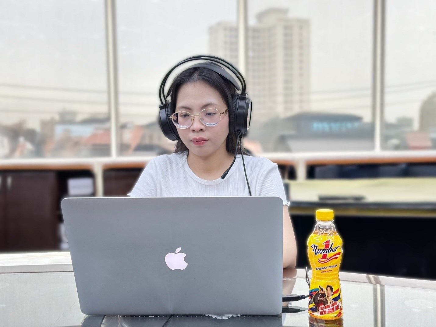 Thức đêm, thiếu ngủ chạy deadline, nhiều người trẻ chọn cách tiếp năng lượng với Number 1 để duy trì sự tỉnh táo, tập trung cho công việc. 