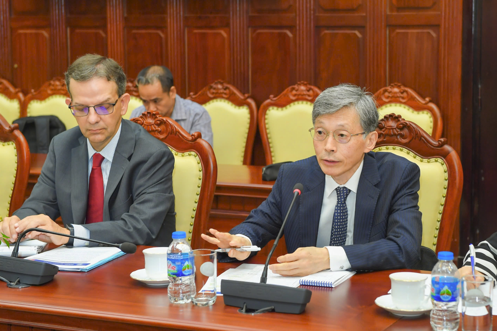 Ông Kenji Okamura (phải), Phó Tổng Giám đốc IMF phát biểu tại cuộc họp