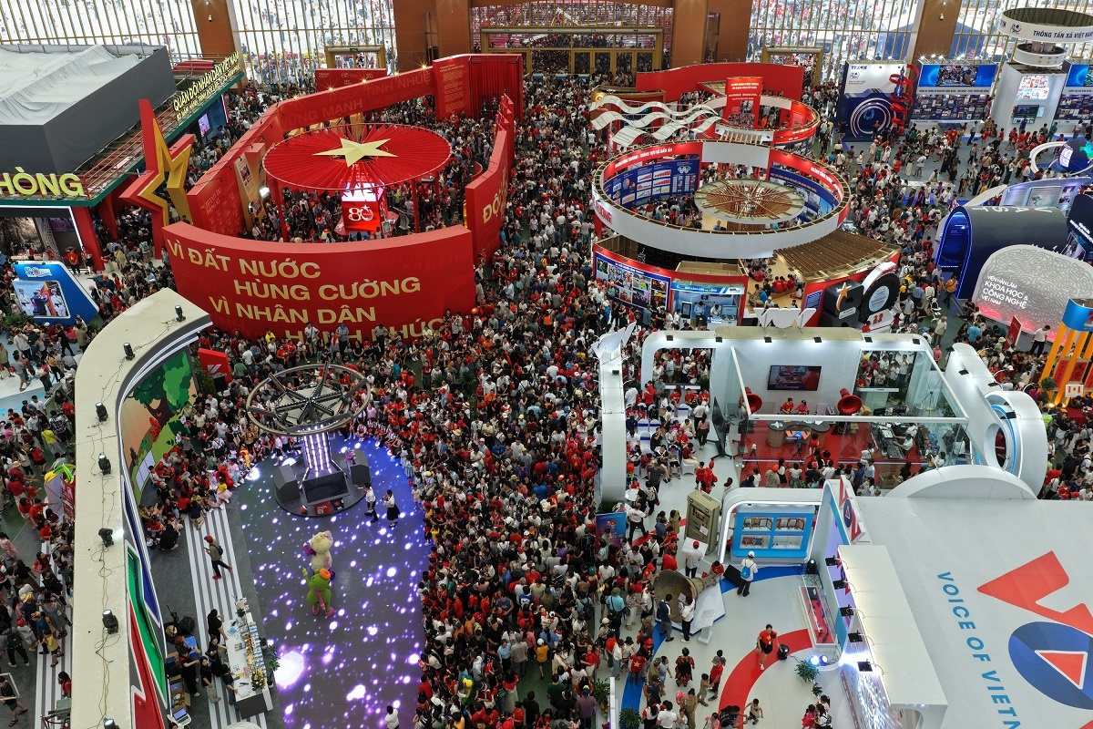 Ngày cao điểm, VEC đón gần 1,3 triệu người tham quan triển lãm - một con số chưa từng có trong lịch sử các sự kiện chính trị, văn hóa tại Việt Nam.