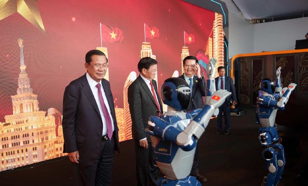 Đoàn lãnh đạo cấp cao của Lào và Campuchia giao lưu trực tiếp với robot hình người “Make in Vietnam” của Tập đoàn Vingroup