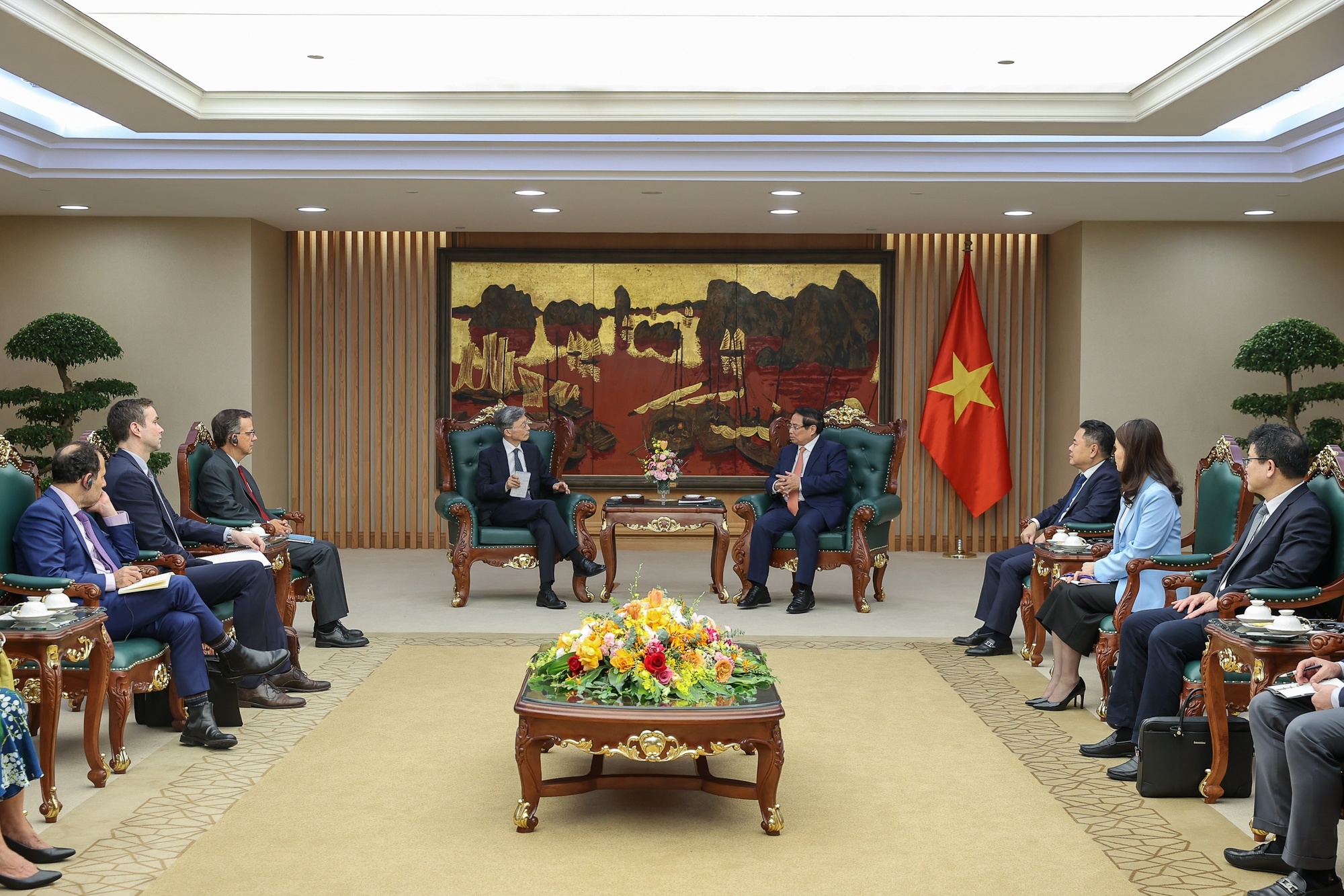 Thủ tướng đề nghị IMF tiếp tục tư vấn chính sách, cảnh báo rủi ro cho Việt Nam; tăng cường hợp tác, hỗ trợ kỹ thuật và đào tạo cho Việt Nam; triển khai các chương trình hỗ trợ Việt Nam thích ứng với các điều kiện kinh tế quốc tế mới; có tiếng nói để các n