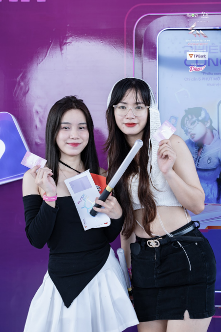 Các bạn trẻ hào hứng check-in với thẻ TPBank Visa Flash 2in1 phiên bản Em Xinh “Say Hi” tại không gian trải nghiệm của TPBank tại Concert Em xinh “Say hi” Các bạn trẻ hào hứng check-in với thẻ TPBank Visa Flash 2in1 phiên bản Em Xinh “Say Hi” tại không gian trải nghiệm của TPBank tại Concert Em xinh “Say hi”