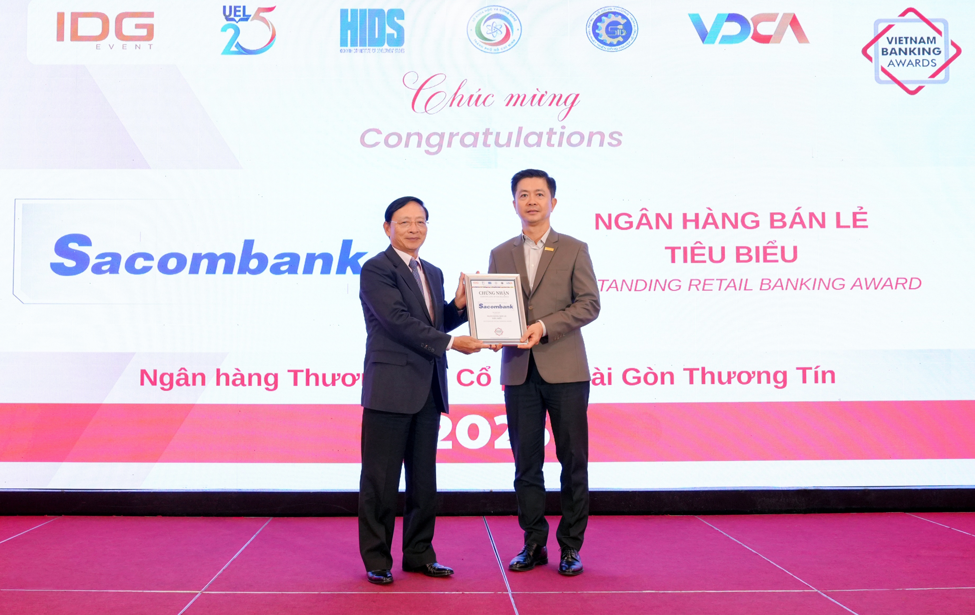 Ông Nguyễn Minh Tâm - Phó tổng giám đốc Sacombank nhận giải thưởng "Ngân hàng bán lẻ tiêu biểu"