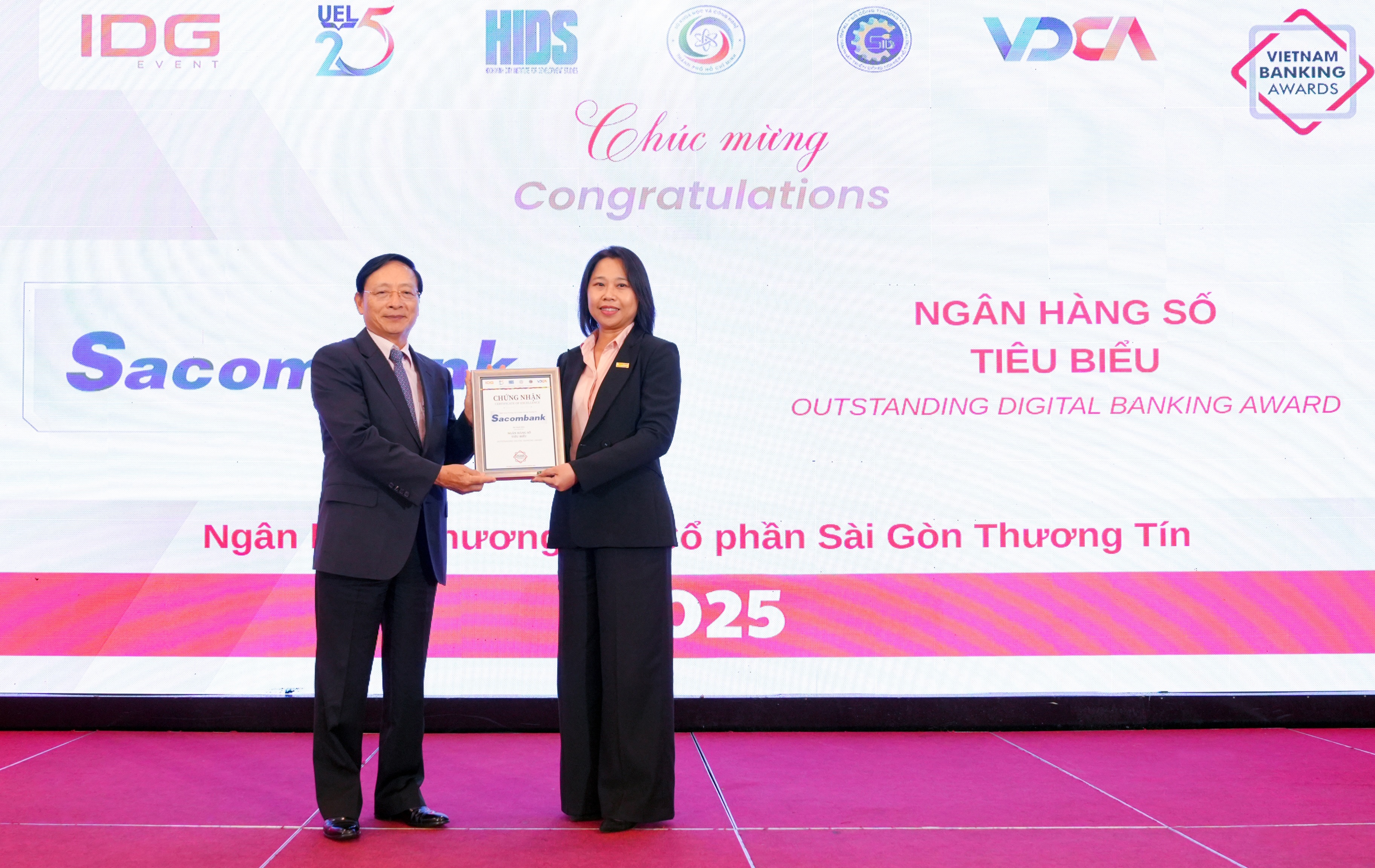 Bà Nguyễn Phương Huyền - Giám đốc Khối Khách hàng Cá nhân Sacombank nhận giải thưởng "Ngân hàng số tiêu biểu"