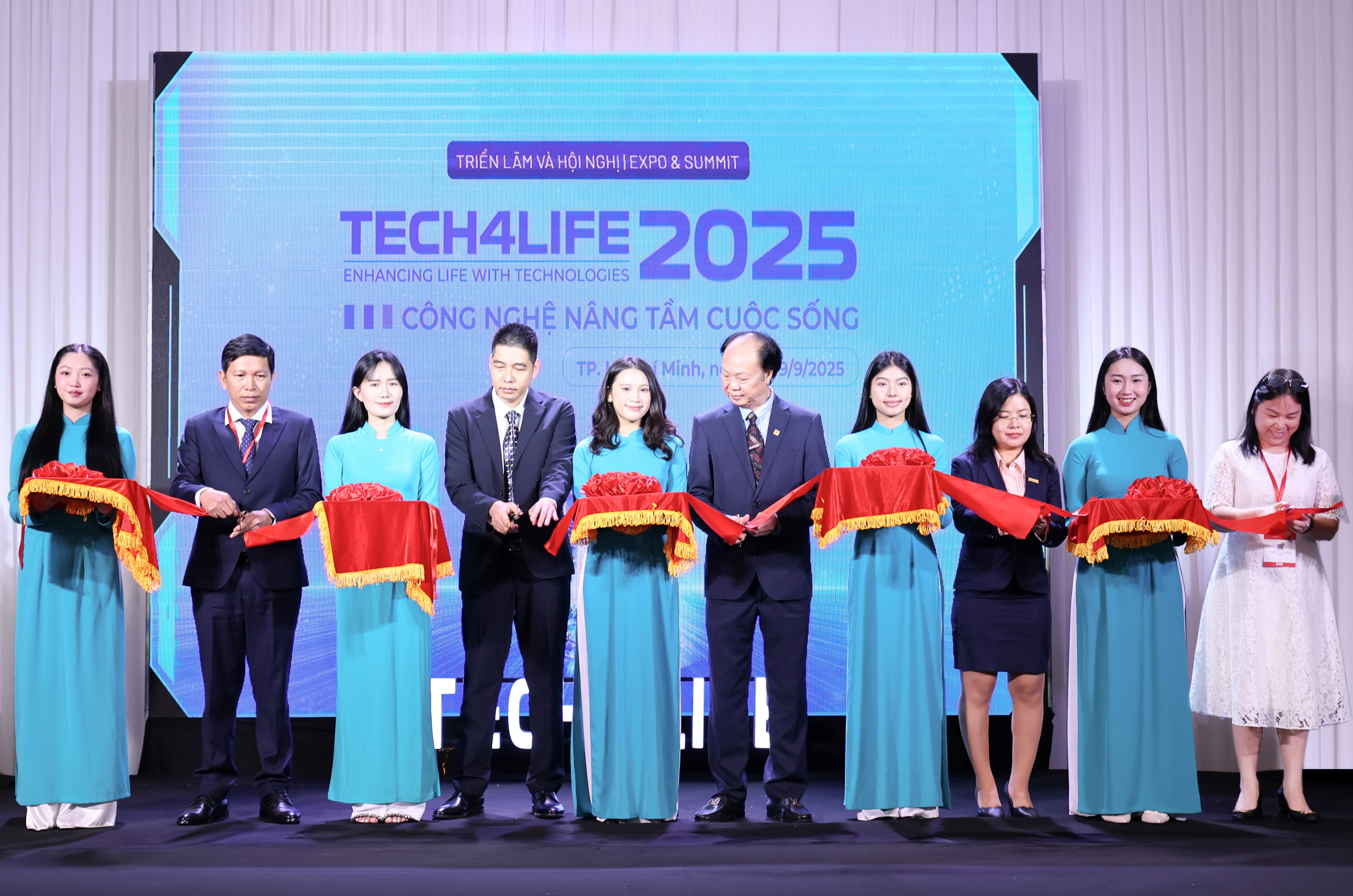 Ông Nguyễn Hữu Yên (PGĐ, Sở KH&CN TP. HCM), ông Nguyễn Văn Thuật (P. Vụ trưởng, Vụ Kinh tế số - Xã hội số, Bộ KH&CN), ông Nguyễn Đình Thắng (Thành viên Hội đồng sáng lập VINASA), bà Nguyễn Thị Ngọc Huệ (Giám đốc Sacombank CN Q.10) và bà Nguyễn Thị Thu Giang (Phó Chủ tịch kiêm Tổng Thư ký VINASA) cắt băng khai mạc sự kiện Triển lãm và Hội nghị Tech4Life 2025.