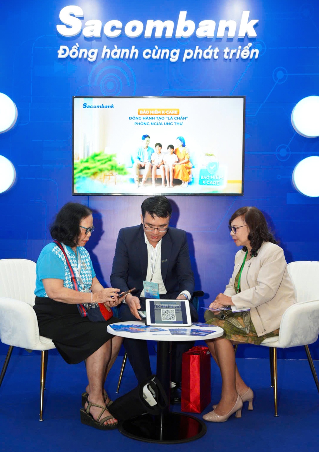 Khách hàng trải nghiệm sản phẩm số của Sacombank. Tính năng “Chia sẻ báo có” được nhiều chủ Hộ kinh doanh quan tâm.