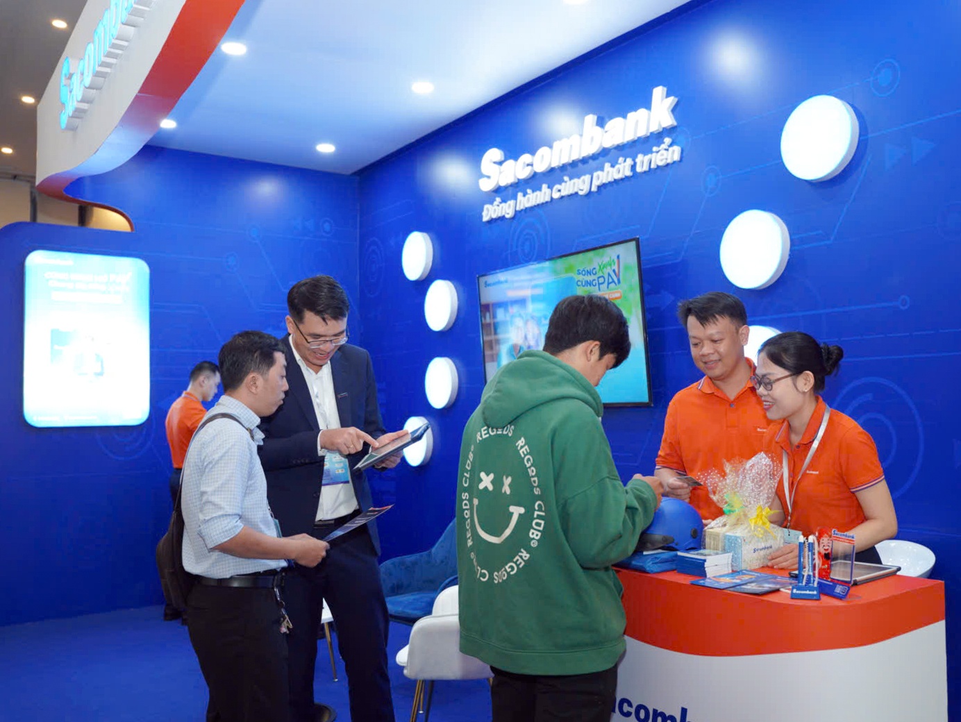 Sacombank giới thiệu loạt giải pháp quản lý tài chính tại Tech4Life 2025