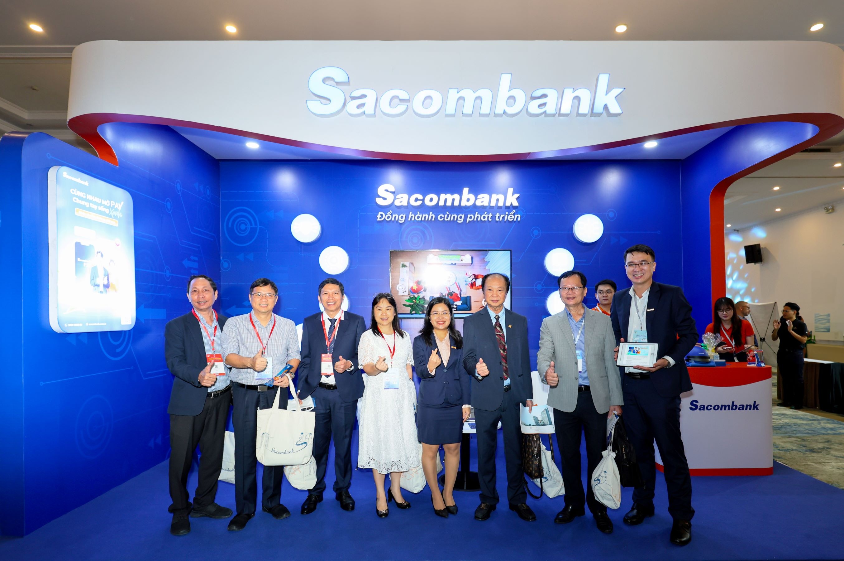 Khách hàng trải nghiệm sản phẩm và nhận quà ngay tại khu vực triển lãm của Sacombank.