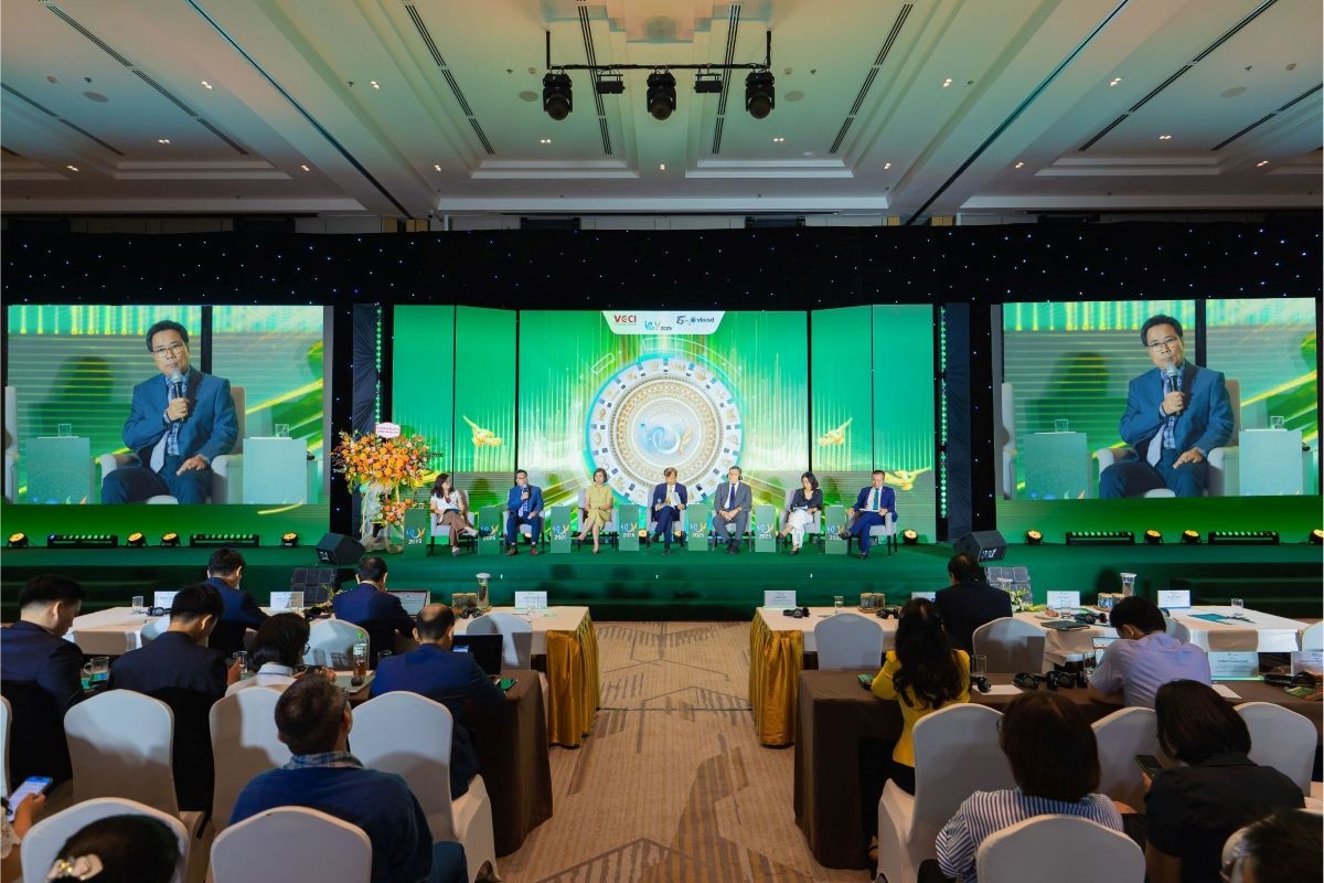 Ông Lê Hoàng Minh - Giám đốc điều hành sản xuất kiêm Trưởng dự án Net Zero của Vinamilk tại Diễn đàn Doanh nghiệp Phát triển bền vững Việt Nam (VCSF) lần thứ 12 (Ảnh: Minh Anh)