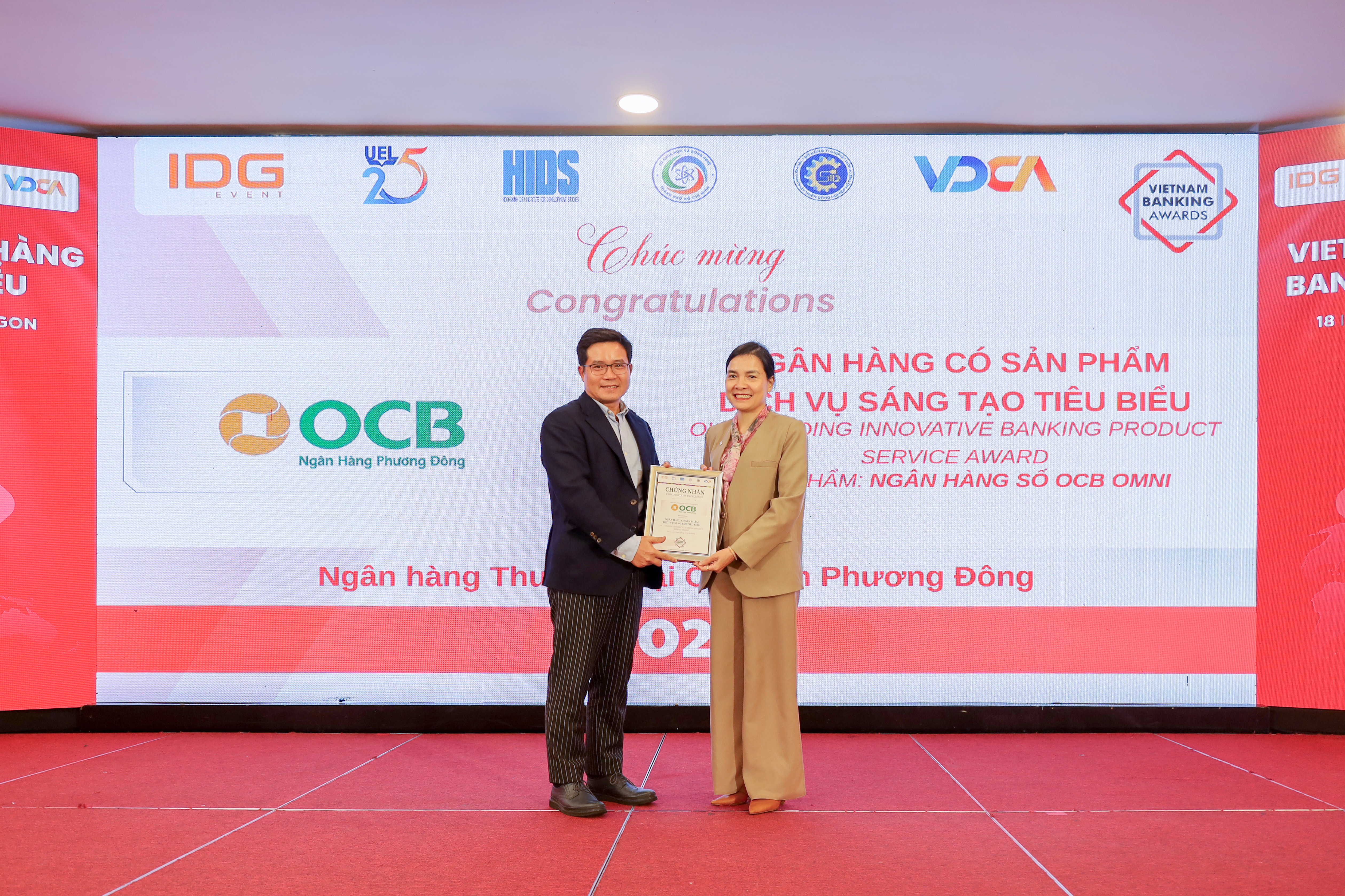 Đại diện lãnh đạo OCB nhận giải thưởng tại sự kiện VOBA 2025