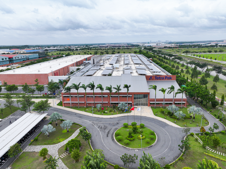 Nhà máy Tetra Pak Bình Dương sử dụng điện năng lượng mặt trời từ 5.900m2 tấm pin được lắp đặt trên mái. 
