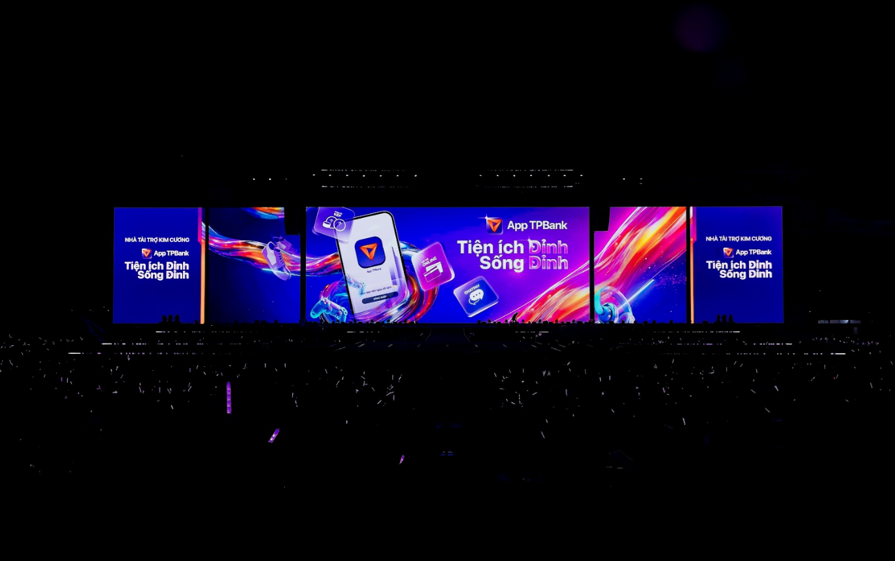 Thông điệp “App TPBank – Tiện ích đỉnh. Sống đỉnh” được hàng vạn Xinhiu đồng thanh hô vang. Ảnh: Vieon