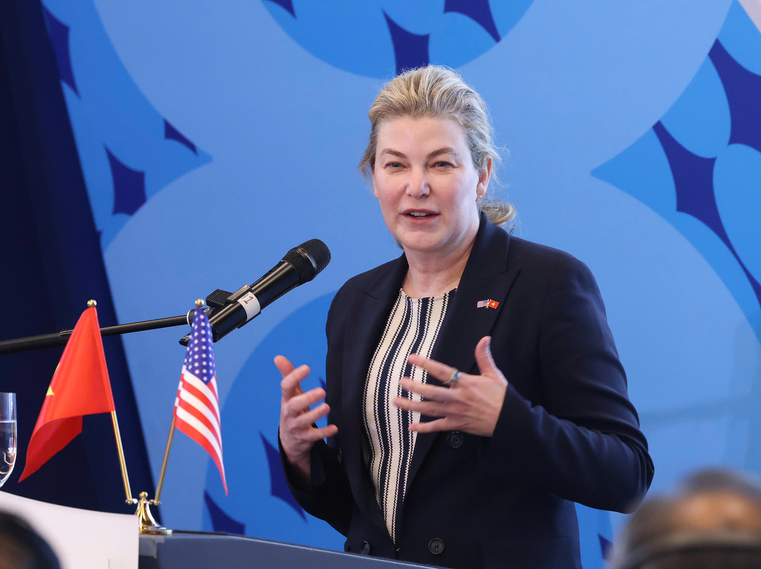 Bà Stephanie Pope, Chủ tịch kiêm Tổng giám đốc Boeing Commercial Airplanes chúc mừng tàu bay Boeing đầu tiên của Vietjet