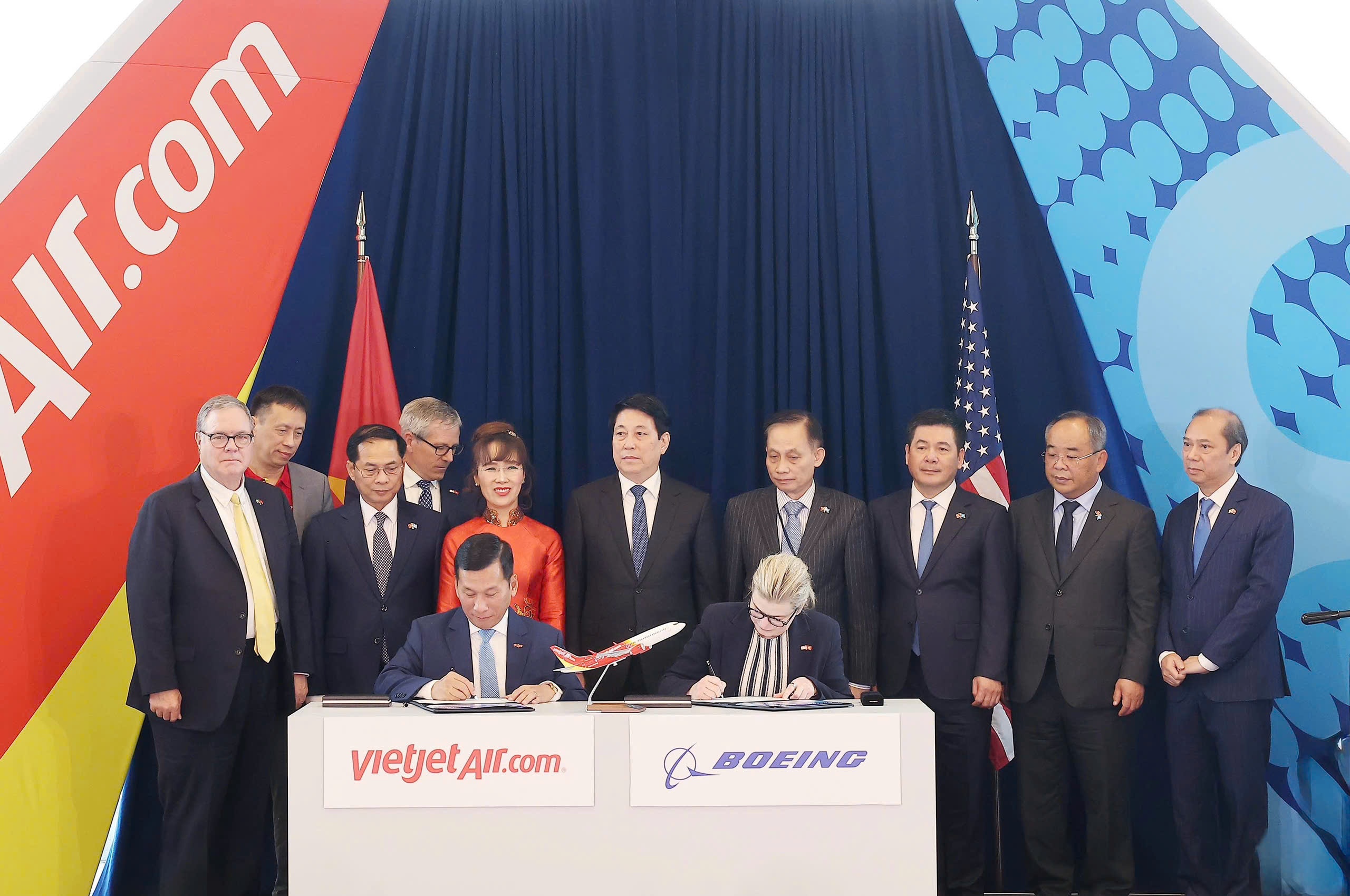 Tổng giám đốc Vietjet Đinh Việt Phương (trái) và Chủ tịch kiêm Tổng giám đốc Boeing Commercial Airplanes Stephanie Pope (phải) ký kết bàn giao máy bay 737-8 đầu tiên