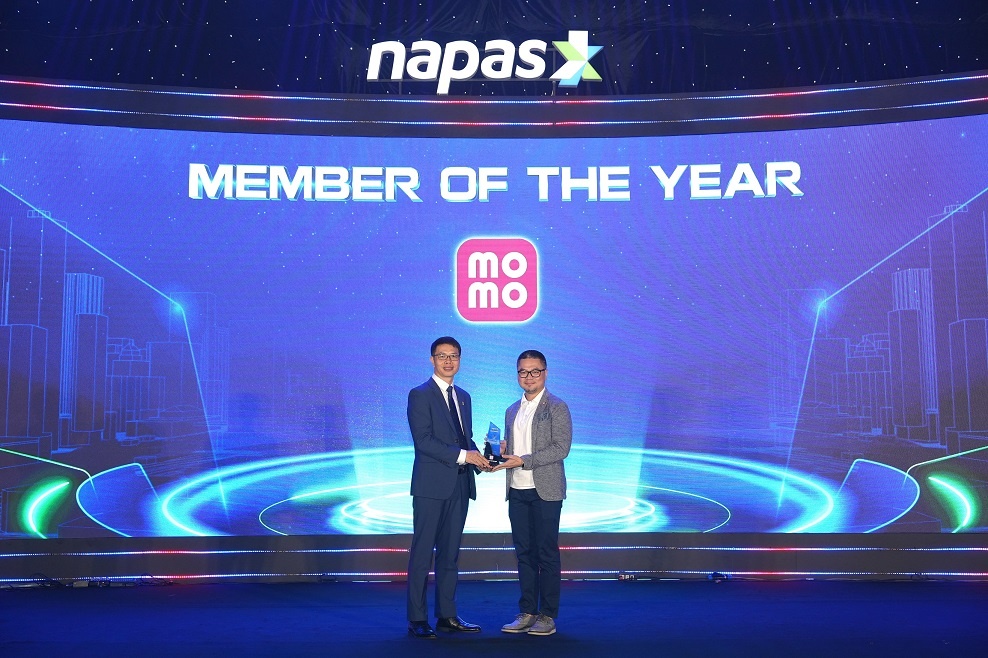 Đại diện MOMO lên nhận Giải “Member of the Year 2025”  do NAPAS trao tặng
