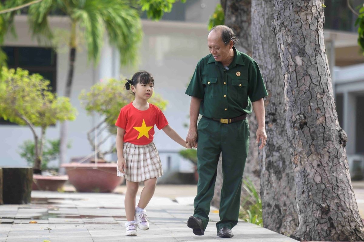 Thượng sĩ Nguyễn Chí Tường cùng con một nhân viên Vinamilk tại Trung tâm Điều dưỡng Thương binh và Người có công Long Đất (Ảnh: Thanh Bình)