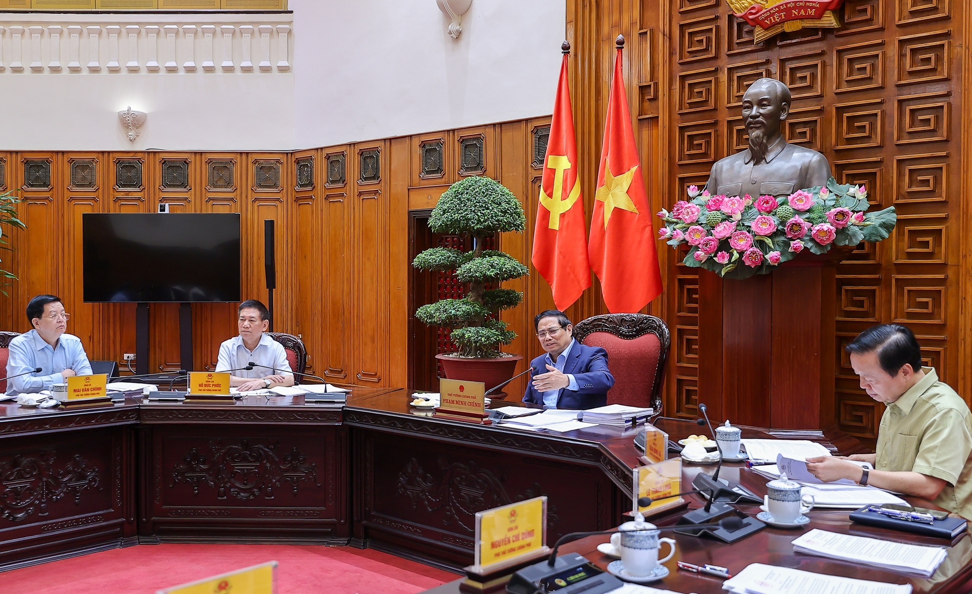 Thủ tướng yêu cầu đẩy mạnh phân cấp, phân quyền, cắt giảm thủ tục trong quản lý nhà nước, giảm tiền kiểm, tăng hậu kiểm - Ảnh: VGP/Nhật Bắc