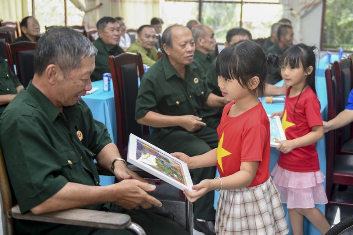  Những bức tranh do con em nhân viên Vinamilk vẽ trở thành cầu nối gắn kết quá khứ với tương lai (Ảnh: Thanh Bình)