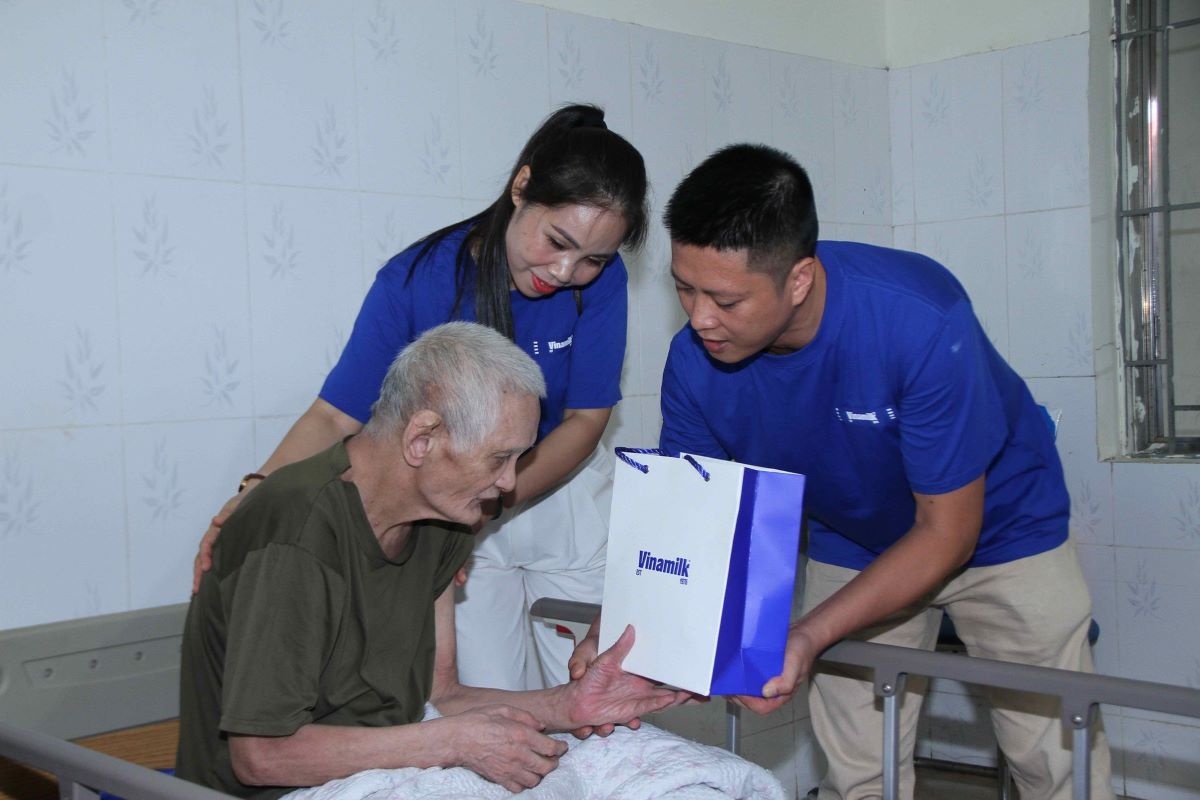 Góp phần chăm sóc sức khỏe thể chất cho những anh hùng của đất nước, Vinamilk dành tặng những món quà dinh dưỡng thiết thực như sữa tươi Vinamilk 100%, sữa hỗ trợ ăn ngủ ngon Sure Prevent Gold… (Ảnh: Thanh Bình)