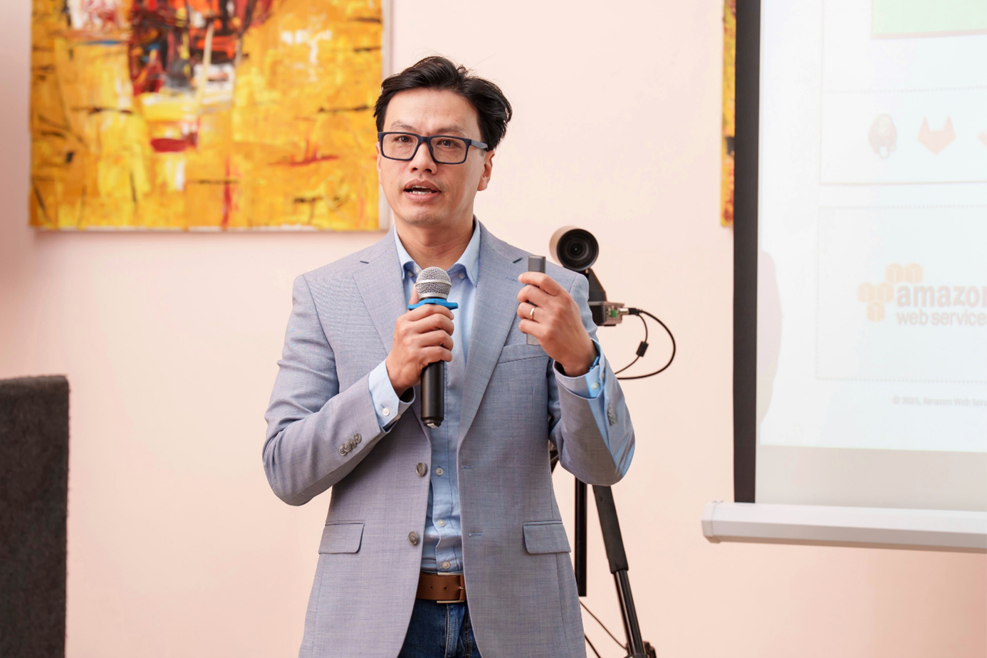 Ông Trần Kiến Uy, Đồng sáng lập kiêm Tổng Giám đốc Katalon tại phiên họp báo chí AWS Cloud Day 2025. Ông Trần Kiến Uy, Đồng sáng lập kiêm Tổng Giám đốc Katalon tại phiên họp báo chí AWS Cloud Day 2025.