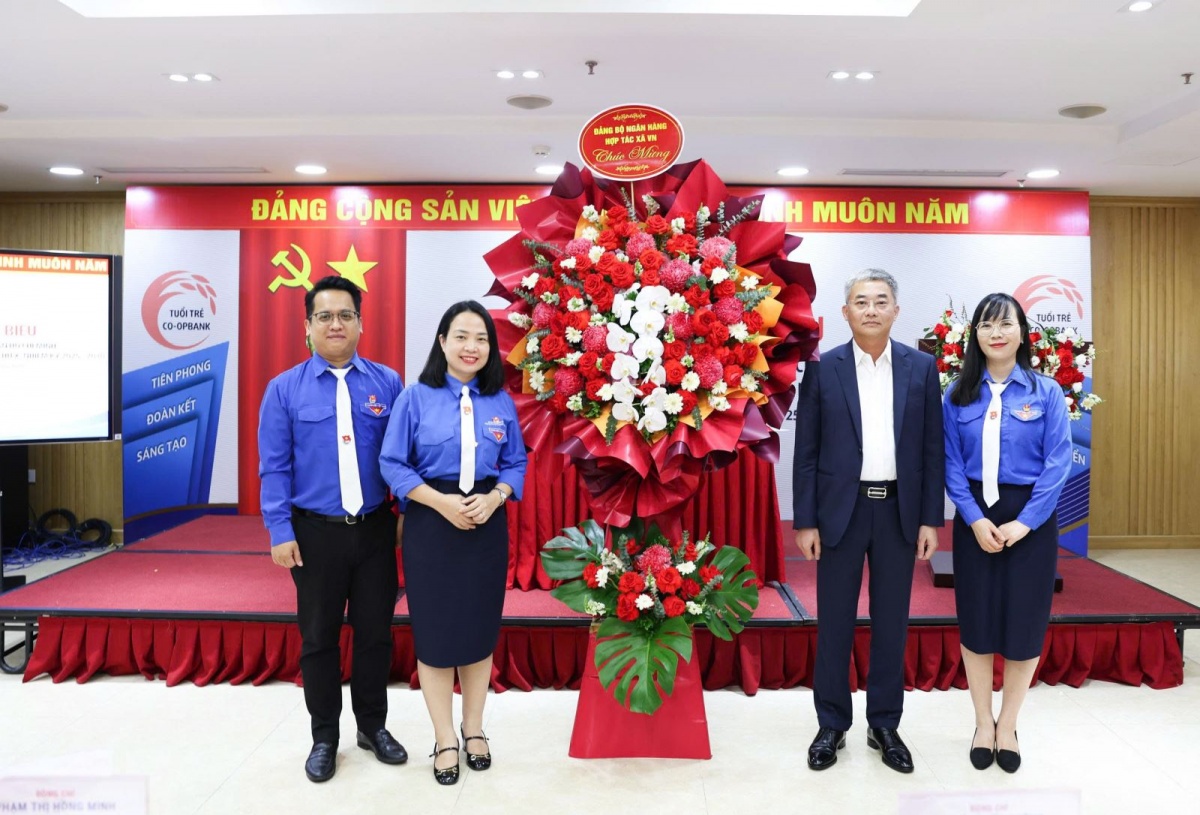 Đồng chí Nguyễn Quốc Cường - Bí thư Đảng ủy, Chủ tịch Hội đồng quản trị Co-opBank chúc mừng Đại hội đại biểu Đoàn Thanh niên Co-opBank nhiệm kỳ 2025 - 2030