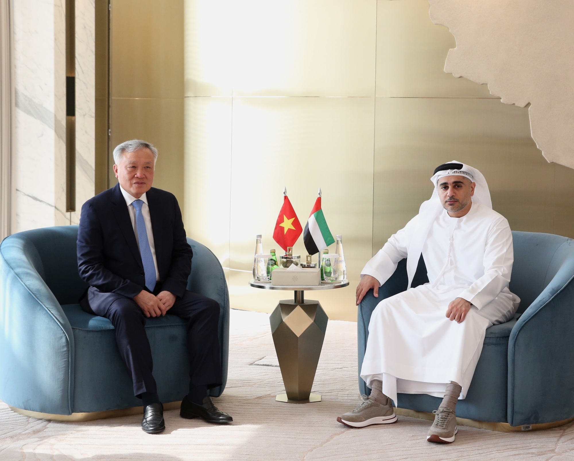 Phó Thủ tướng chúc mừng ADGM về những thành tựu nổi bật dù mới được thành lập từ năm 2015 - Ảnh: VGP/Nguyễn Hoàng