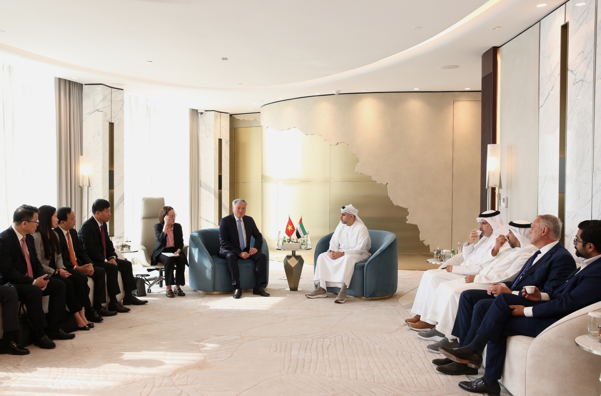 Phó Thủ tướng đánh giá cao các chia sẻ hữu ích và đề nghị ADGM chia sẻ thêm về giá trị riêng biệt và các ưu đãi vượt trội so với những IFC khác - Ảnh: VGP/Nguyễn Hoàng