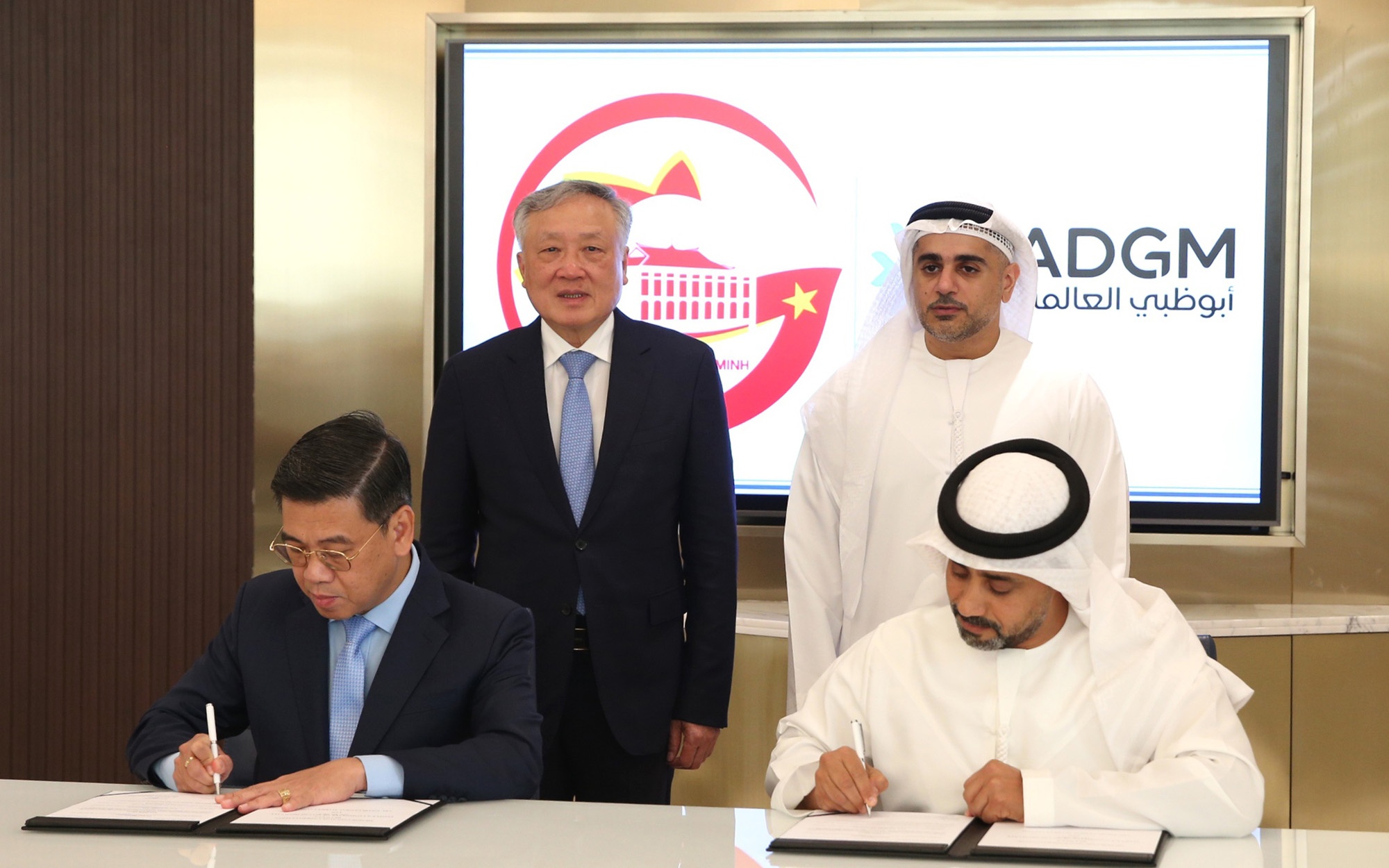 Phó Thủ tướng chứng kiến lễ ký kết Biên bản ghi nhớ hợp tác giữa ADGM với UBND TP. Hồ Chí Minh - Ảnh: VGP/Nguyễn Hoàng