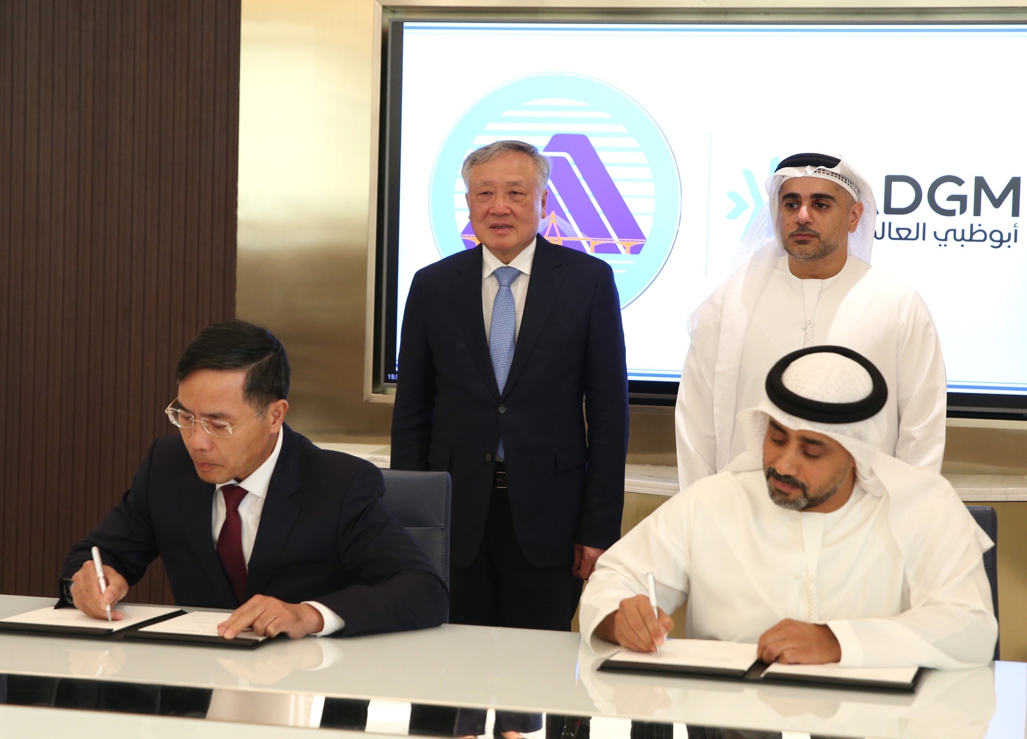 Phó Thủ tướng kiến lễ ký kết Biên bản ghi nhớ hợp tác giữa ADGM và UBND TP. Đà Nẵng về việc phát triển IFC tại Việt Nam - Ảnh: VGP/Nguyễn Hoàng