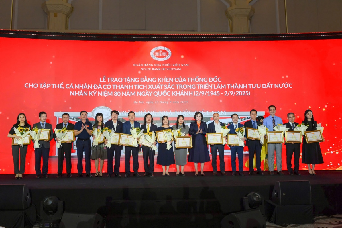 Thống đốc NHNN khen thưởng đơn vị, cá nhân xuất sắc tại Triển lãm thành tựu ngành Ngân hàng